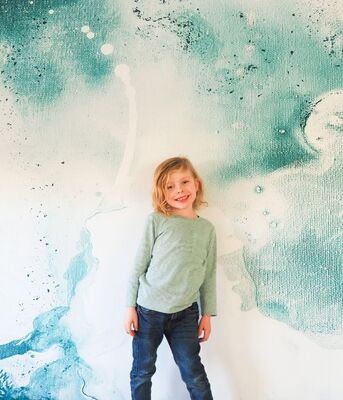 Papier peint Marbre peint à pois bleus