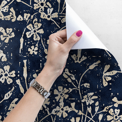 Papier peint panoramique Petites fleurs laiteuses dans une nuit noire