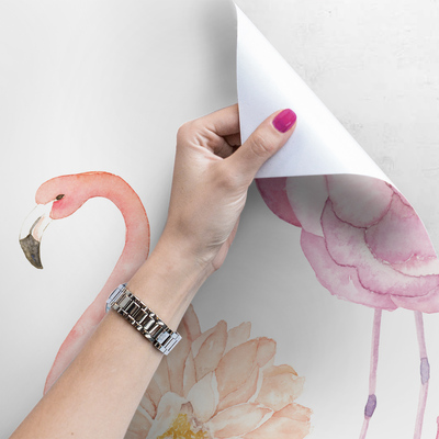 Papier peint Flamants roses pataugeant dans les fleurs sauvages