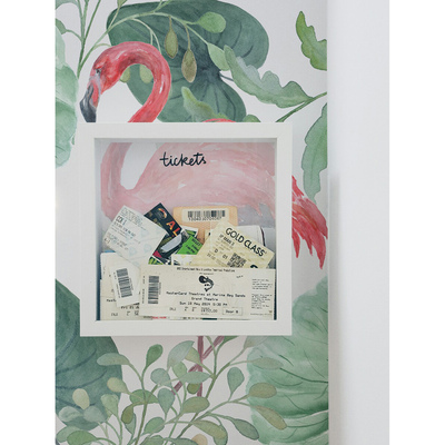 Papier peint Avec un flamant rose dans le jardin