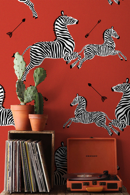 Papier peint Zèbres sur fond rouge