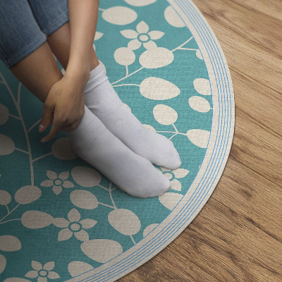Tapis rond en vinyle Une composition de fleurs et de feuilles sauvages
