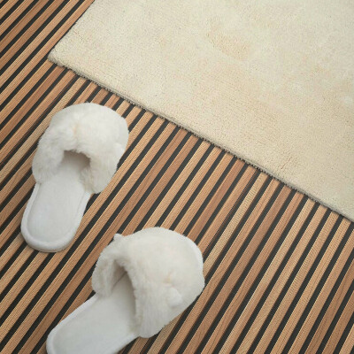 Carreaux de vinyle auto-adhésifs Une planche avec un motif vertical