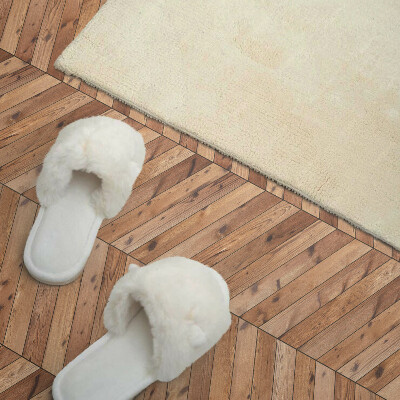 Carreaux pvc Un motif de planches disposées en diagonale de manière artistique