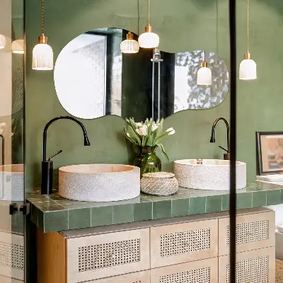 Miroir décoratif à forme irrégulière au design moderne