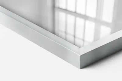 Miroir rectangulaire avec cadre argenté suspendu