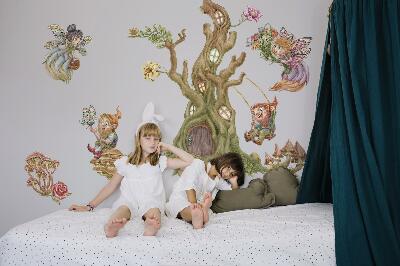 Autocollant mural 130x135 Créatures de la forêt et cabane dans les arbres aux couleurs pastel