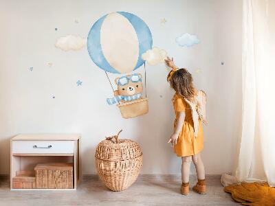 Autocollant mural 80x122 Petit ours dans un ballon dans les nuages aquarelle pastel