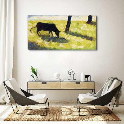 Tableau toile imprimée Une vache broutant dans un paysage verdoyant