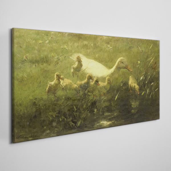 Tableau sur toile Un canard avec des poussins dans l'herbe