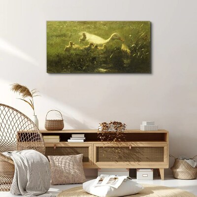 Tableau sur toile Un canard avec des poussins dans l'herbe
