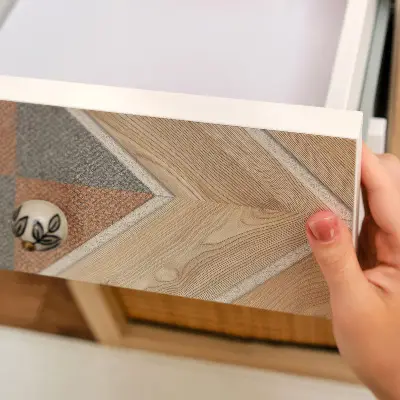 Revêtement adhésif pour meuble mosaïque en bois
