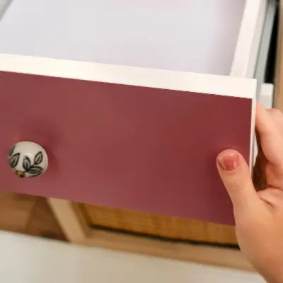 Revêtement adhésif pour meuble couleur bordeaux