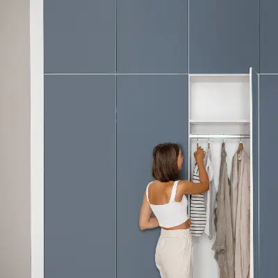 Revêtement adhésif pour meuble bleu marine pastel