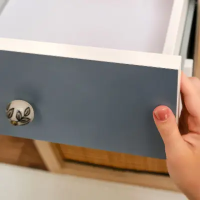 Revêtement adhésif pour meuble bleu marine pastel