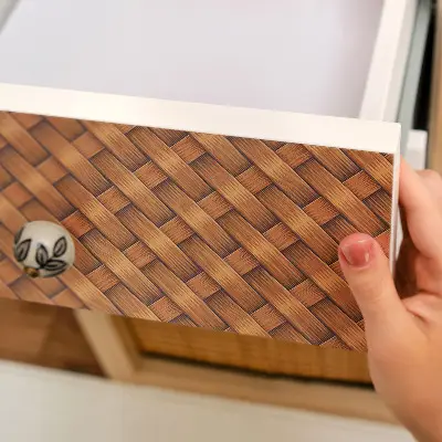 Revêtement adhésif pour meuble tressage en osier