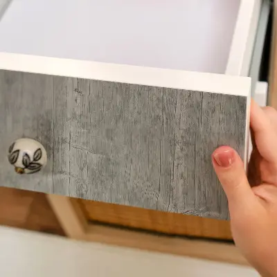 Film adhésif décoratif pour meuble texture bois