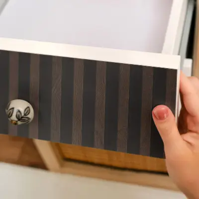 Papier adhésif pour meuble montants en bois