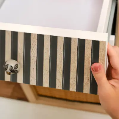 Film adhésif décoratif pour meuble rayures verticales