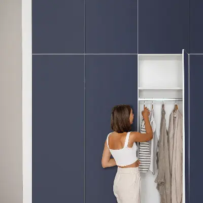 Revêtement adhésif pour meuble bleu marine foncé