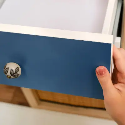 Film adhésif décoratif pour meuble bleu foncé