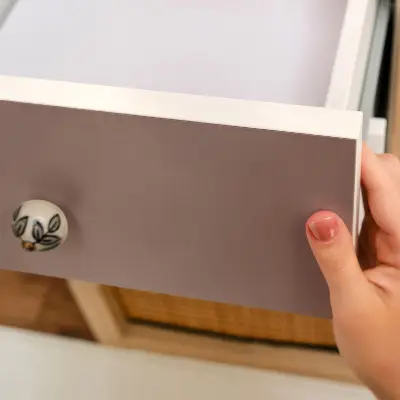 Film adhésif décoratif pour meuble brun pastel