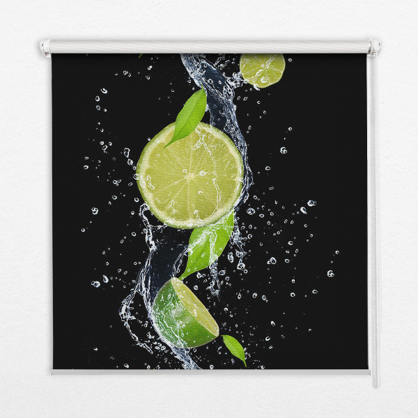 Store intérieur Citron vert tombant dans l'eau