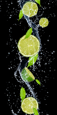 Store intérieur Citron vert tombant dans l'eau