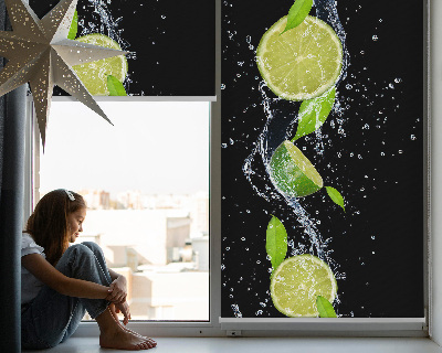 Store intérieur Citron vert tombant dans l'eau