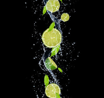 Store intérieur Citron vert tombant dans l'eau
