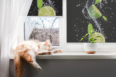 Store intérieur Citron vert tombant dans l'eau