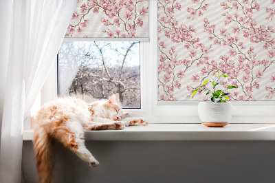 Store enrouleur Pétales roses de bourgeons sur l'arbre