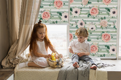 Store enrouleur Roses sur rayures horizontales vertes