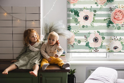 Store enrouleur Roses sur rayures horizontales vertes