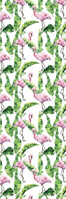 Store enrouleur Flamants roses près des feuilles