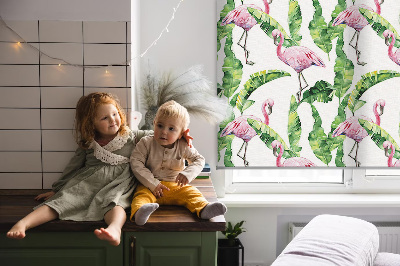 Store enrouleur Flamants roses près des feuilles