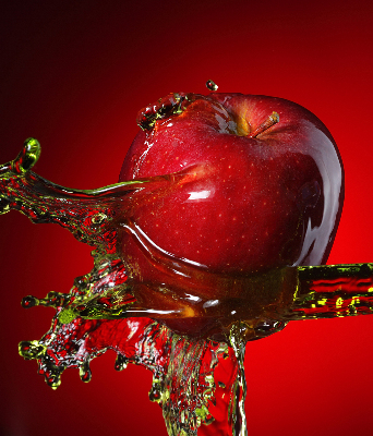 Store enrouleur Une pomme arrosée d'eau