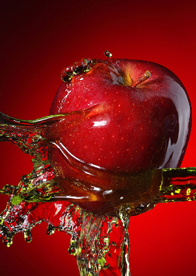 Store enrouleur Une pomme arrosée d'eau