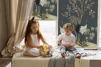 Store enrouleur Oiseaux près du rosier