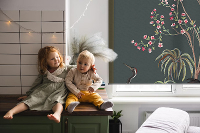 Store enrouleur Oiseaux près du rosier