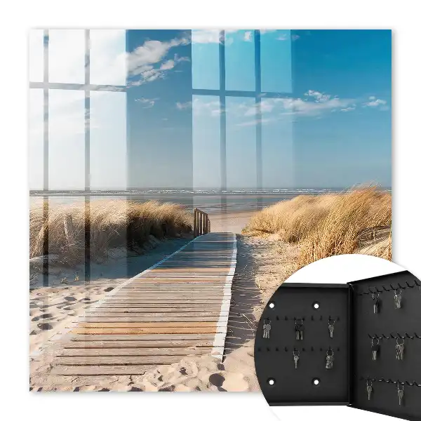 Une plage tranquille avec des dunes