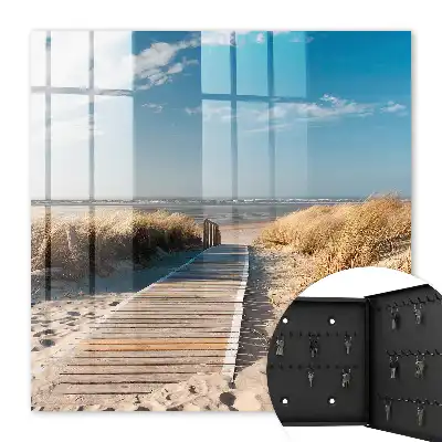 Une plage tranquille avec des dunes