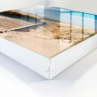 Une plage tranquille avec des dunes