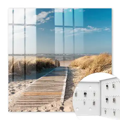 Une plage tranquille avec des dunes