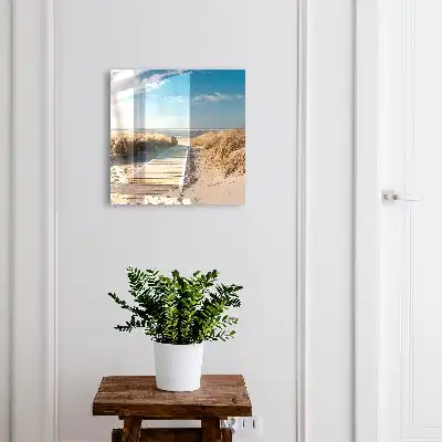 Une plage tranquille avec des dunes