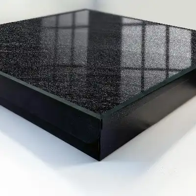 Structure en pierre noire et grise