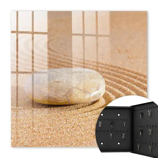 Pierre sur le sable et douces vagues