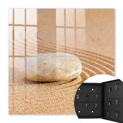 Pierre sur le sable et douces vagues