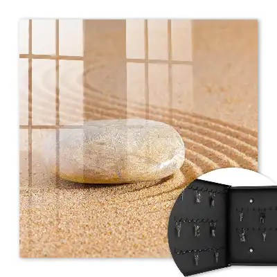Pierre sur le sable et douces vagues