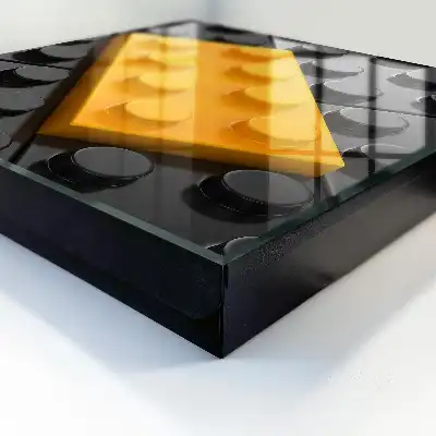 Bloc jaune avec des éléments noirs